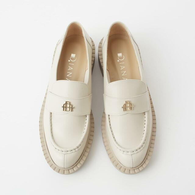 「ボリュームローファー」アイボリー 19,800円（税込）