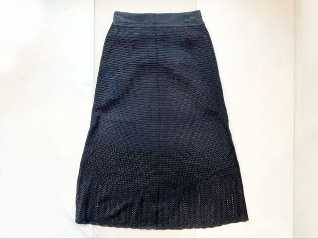 【GU 透かし編みニットスカート】体のラインを拾いすぎずストンと落ちる縦長シルエット。細見え効果も狙えます◎