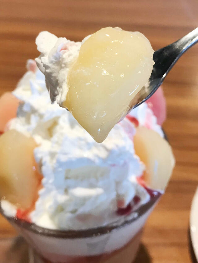 ピーチコンポートは口いっぱいに桃のうまみがジュワっと広がり、とろけます。【びっくりドンキーのジョッキパフェ（ピーチ）】