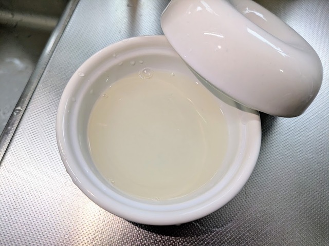 【山崎実業　コバエ ＆ 消臭ポット】「トラップ液」を作って入れます。取扱説明書にはめんつゆ、お酢、アルコールにそれぞれ水と洗剤を入れて作るパターンが紹介されていました。こちらはお酢バージョン