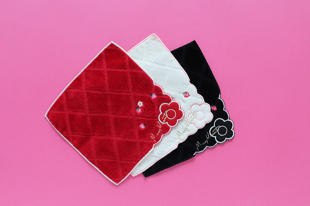 【マリークワント「イチゴ」シリーズ】タオルハンカチーフ　¥880（税込）／約20×20cm（1柄3配色）