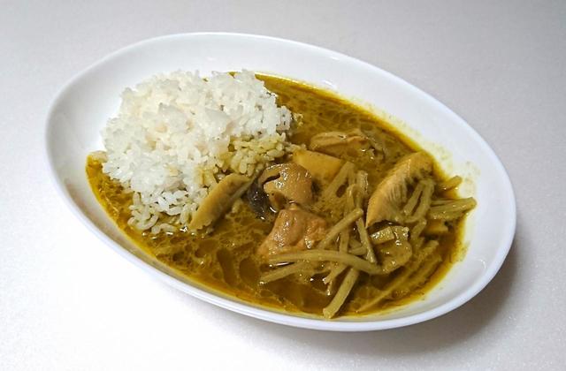 【素材を生かしたカレー グリーン　180g　350円】青唐辛子、ハーブ、ココナッツミルクが見事に調和