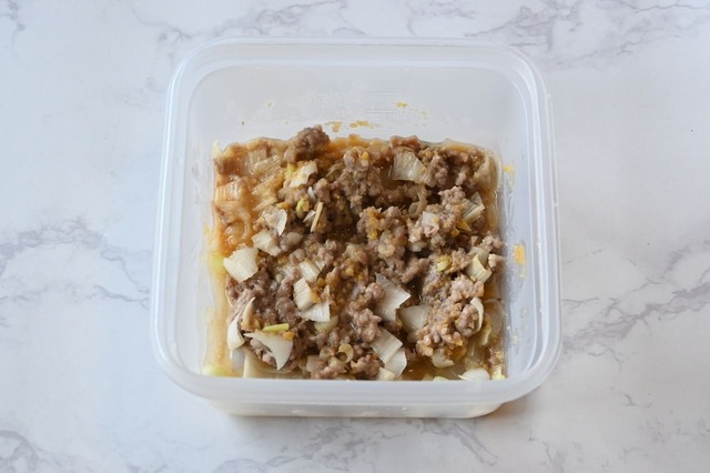 【冷やし担々麺風そうめん】ふんわりラップをかぶせ、電子レンジ600Wで2分加熱する。