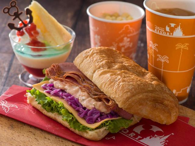 スペシャルセット、スーベニアランチケース付き 2,320円｜スウィートハート・カフェ｜東京ディズニーリゾート「ディズニー・クリスマス」スペシャルメニュー