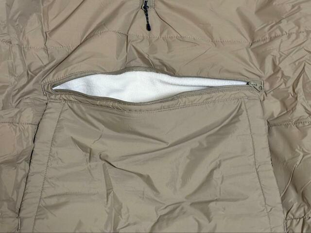 【ワークマン WEB限定 レディースディアテックスマルチウォームポンチョ】お腹部分にあるポケットは、内側がフリース素材になっていて気持ち良いです♪