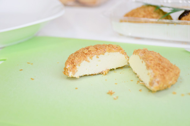 メンチカツ（お弁当に不向き（笑））　中身はなんとチーズケーキ！