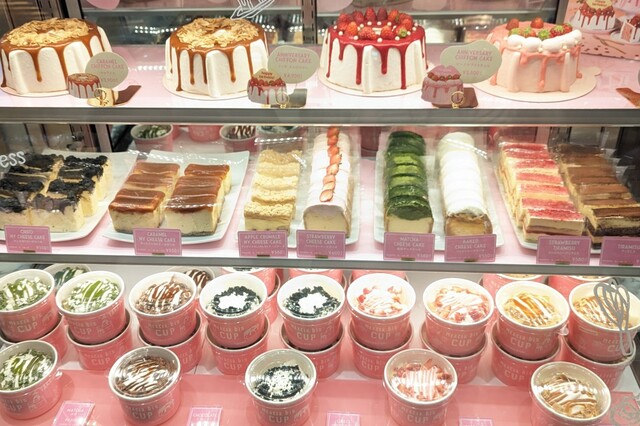 【イイトルミネ】ショーケース下段には、より手軽に楽しめる「カップシフォンケーキ」（￥580～）も！／MERCER BAKESHOP