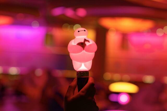 光るおもちゃ 3,200円|東京ディズニーリゾート「サマー・クールオフ at Tokyo Disney Resort」グッズ|販売店舗:東京ディズニーランド「ディズニー&カンパニー」|発売日:2026年7月1日(水)