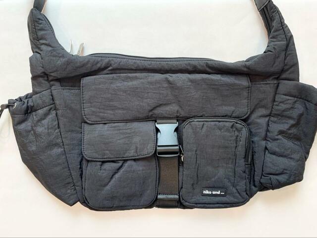 【niko and… オリジナルバックルライトショルダーバッグ】カラーはブラックとカーキの2種類です