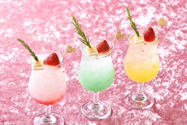 左：オチェーアノ、中央：シルクロードガーデン、右：ベッラヴィスタ・ラウンジ＿“ディズニー・クリスマス”スペシャルドリンク