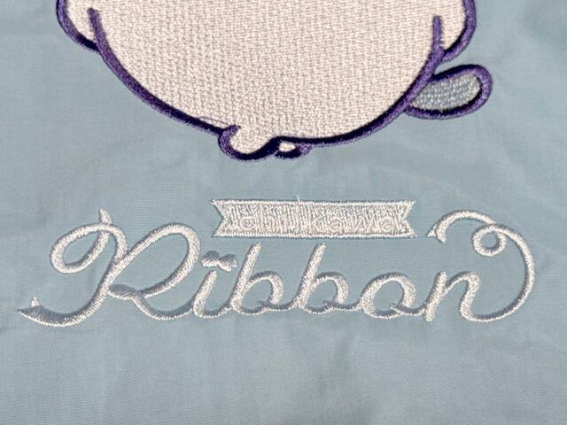 今回のコレクション「Chiikawa Ribbon」のロゴ刺繍も!