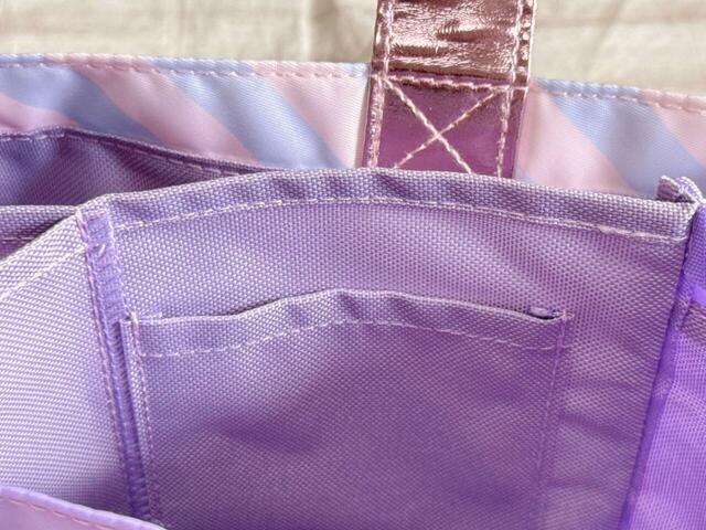 背面側右の仕切りにはスマホが入るポケット付き