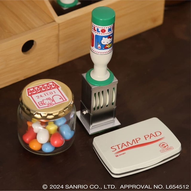 【郵便局のネットショップ／ハローキティ】「日付印 Lサイズ」4,950円　※スタンプ台は付属しません