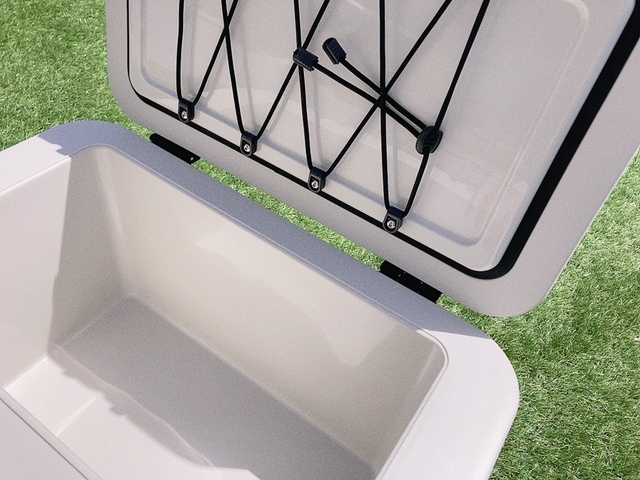 【アイリスオーヤマ HUGEL 真空断熱クーラーボックス】大人数でのレジャーにぴったり