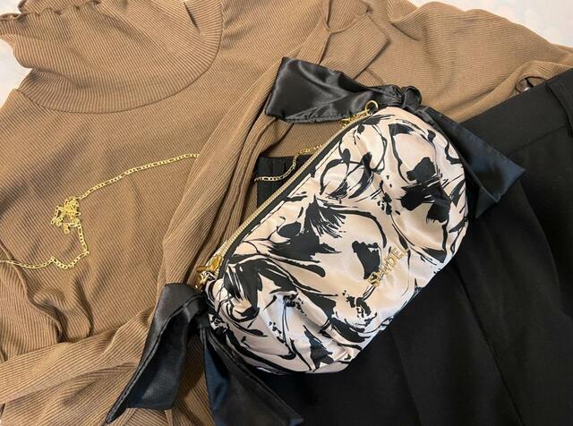 【sweet10月号×SNIDEL リボンつき2WAYポシェット】少しカジュアルな服や黒系パンツにもぴったり！