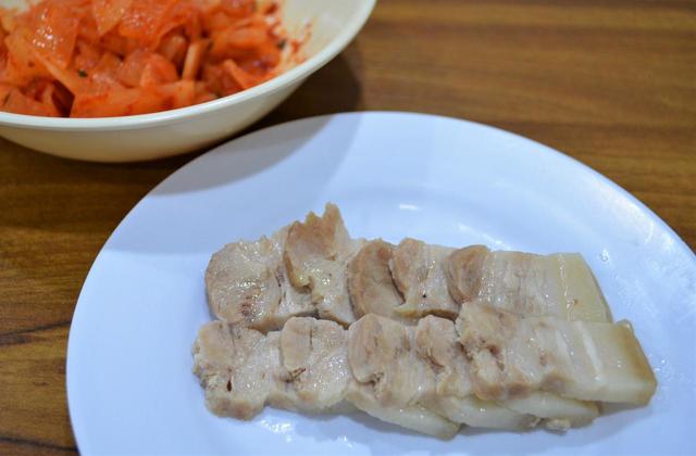 ソウルの冷麺店のサイドメニューとして出された茹で豚とキムチ