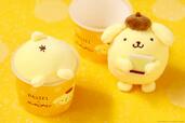 「ポムポムプリンのぬいぐるみパック」＜価格：2,480円（税込）＞【パステルに「ポムポムプリン」のお誕生日をお祝いする、ふわふわ＆まろやかな「シフォンケーキ」が新登場！】