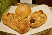 同店には総菜パンやバゲットもラインナップ。／俺のBakery