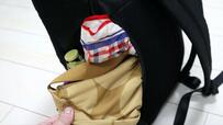 【Honeys 多収納スクエアリュック】背面の荷室に横から出し入れできるポケットは、サブバッグなどすぐに取り出したいアイテムの収納に便利です♪