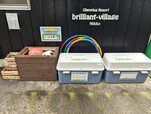 【ブリリアントヴィレッジ日光】トイレ棟の前にはバドミントンやフリスビーなどの遊び道具がたくさん