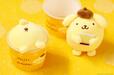 「ポムポムプリンのぬいぐるみパック」＜価格：2,480円（税込）＞【パステルに「ポムポムプリン」のお誕生日をお祝いする、ふわふわ＆まろやかな「シフォンケーキ」が新登場！】