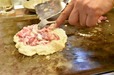 手際よく焼かれるぶた玉