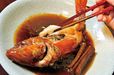 魚マナー／煮魚・小技1 涙箸にならないよう、煮汁を絞ってから口へ
