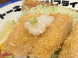【トーキョーアジフライ】アジフライに大根おろしとワサビをそえる