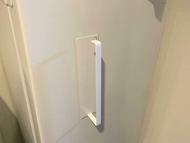 【tower マグネットキッチンペーパーホルダー】縦長の冷蔵庫にフィットしやすい設置方式