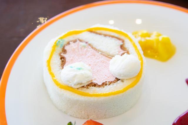 ドラえもんの通りぬけフープケーキ〜パイナップルムース添え〜 800円