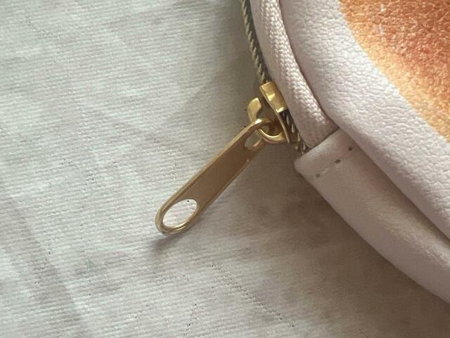 ファスナーもゴールドです