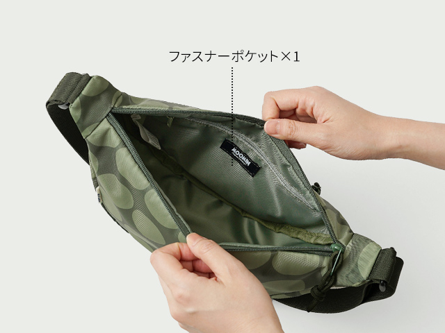 【ムーミン「スナフキンの三日月ショルダー」】大事なものをしまっておける内側のファスナーポケット