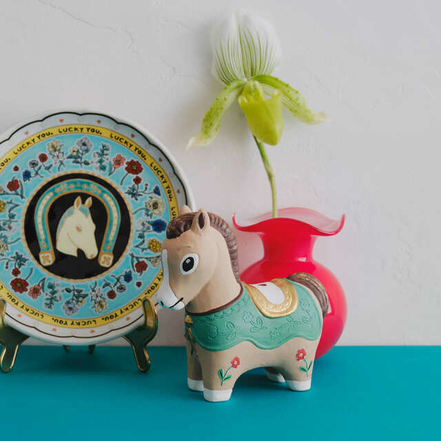 【ナタリー・レテ×Afternoon Tea LIVING】大皿九谷焼 5,940円、招き猫(午) 7,150円　※公式オンラインストア限定