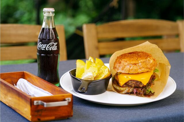 【クスクスグランピング真鶴】カフェメニュー「鹿肉バーガー～ローストポテト添え～」（1,240円）