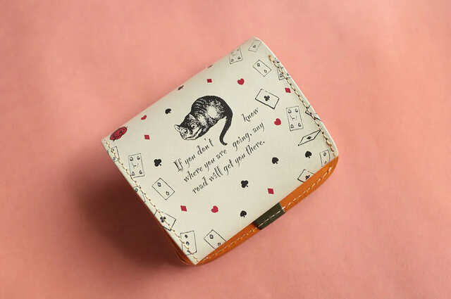 【ミニ財布「不思議の国のアリス ハートの女王」】裏面には、物語の中でも印象的なチェシャ猫の名言が英語であしらわれています