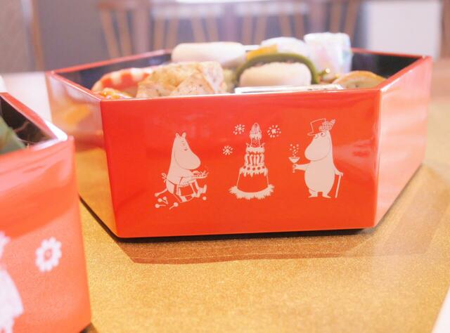 おせち・二段重「ムーミン」|サイドのムーミンママ&ムーミンパパも可愛い~♪