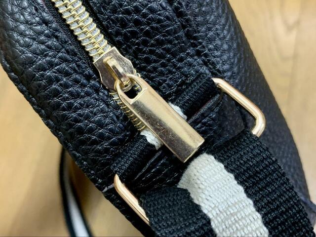 つや感のあるゴールドのチャック【HIROKO KOSHINO Logo Shoulder Bag Book】