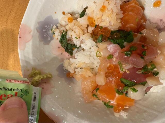 【コストコ きらめき海鮮漬けちらし】付属のわさびをお好みで◎子どもはわさびなしで大人はわさびをつけて…アレンジできるのが楽しい!