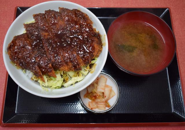会津若松駅前、創業120年「マルモ食堂」のソースカツ丼（1,000円）。衣はサクサク、ソースはあっさり、肉は脂身が少なく、意外に大人っぽい食べ物だった