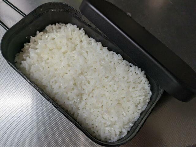 【ダイソー メスティン（1.5合、フッ素加工）】火が当たっているのは一部分のみでしたがうまく炊けました