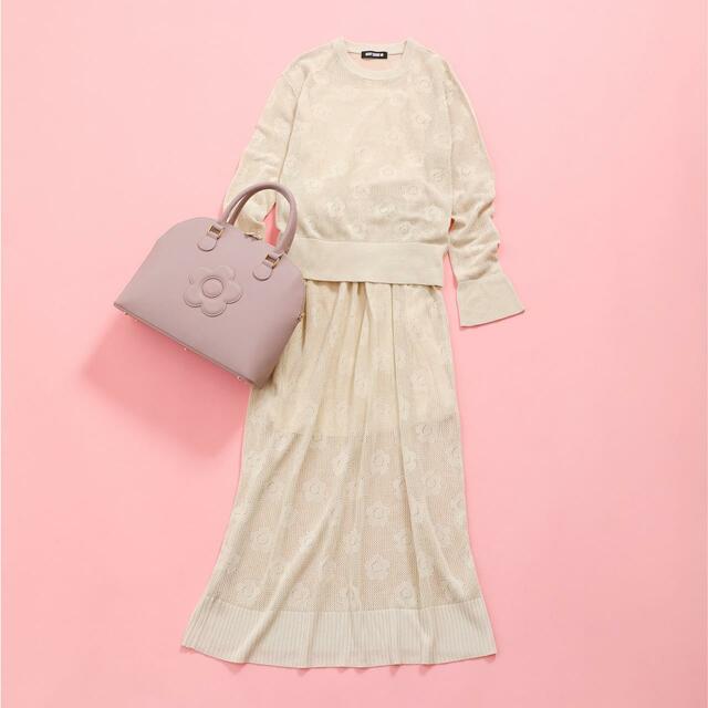 【MARY QUANT（マリークヮント）】メッシュデイジーロング プルオーバー 8,800円（税込）、メッシュデイジーロング スカート 8,580円（税込）、デイジーパッチブガッティ 2WAYトート 16,500円（税込）