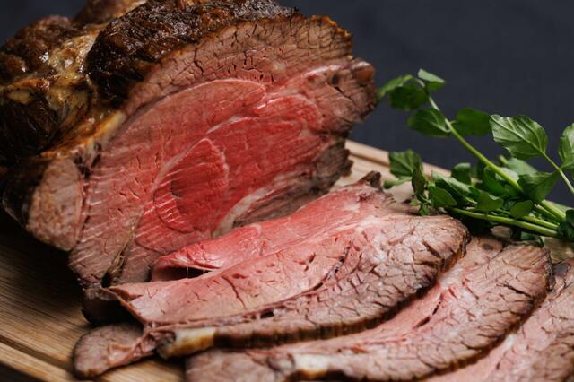 「ローストビーフ」＜期間：2025年12月1日～2026年1月14日＞【クリスマス期間限定で「牛フィレ肉のロッシーニ風」が登場♪ホテルメトロポリタン川崎で「ウィンターボヤージュビュッフェ」開催】