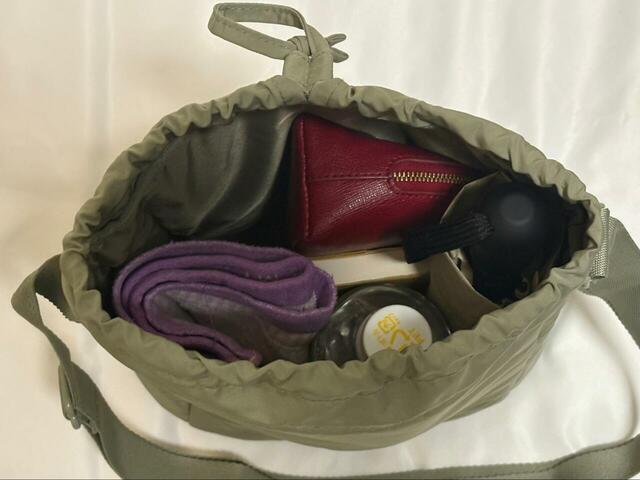 【UNIQLO：C　ミニショルダーバッグ】実際に荷物を入れた状態。このサイズ感がちょうど良かったです♪