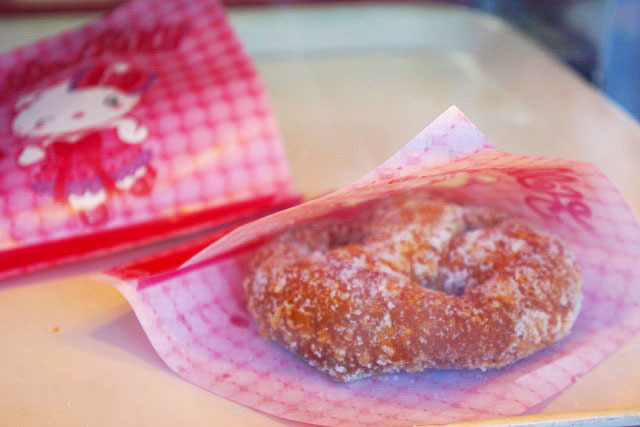 USJスイーツ／ハローキティのカップケーキショップ　フライドプレッツェル りんご味 450円