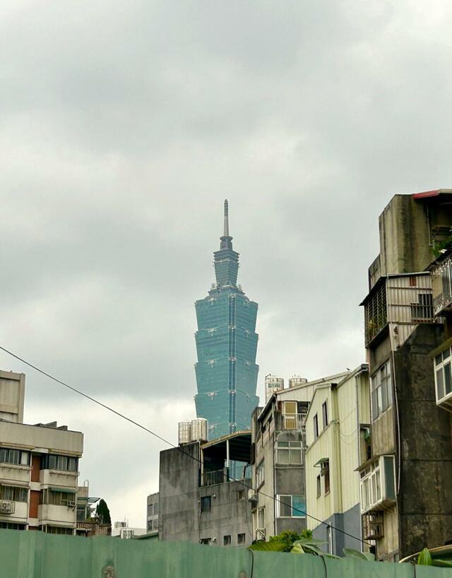【台湾6泊7日食べ歩きの旅①台北編】臨江街夜市そばの裏路地に立つと、どこにいてもTaipei101が目に入る。９０年代に台北で暮らしていた私にとって、２００４年末にオープンしたこのタワーは新しい台北の象徴だ