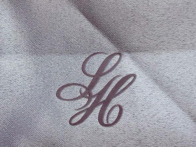 【MORE（モア）9・10月合併号】高級感あるエンブレムがアクセントに！