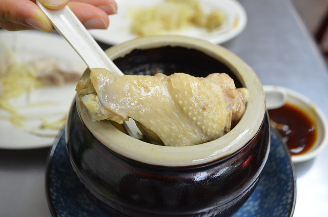 実は百年以上の歴史を誇る『龍城號』。麺類や鶏肉の漢方スープも人気