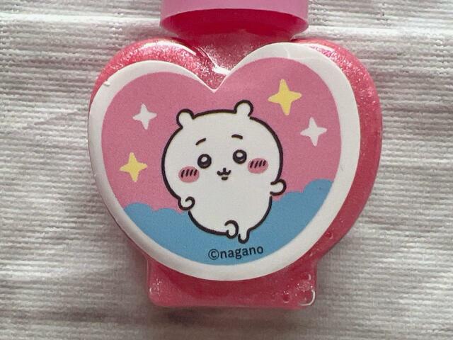 ハート形＆ピンクがかわいい！パスタダンスを踊っているちいかわのイラストですね♪