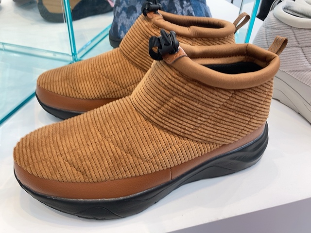 【ワークマンコーデュロイモック】接地面から4cmまで防水性があるため、急な雨にも安心して対応