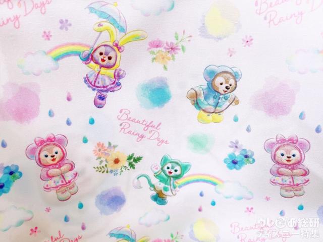 カラフルなレインコート姿が可愛い総柄